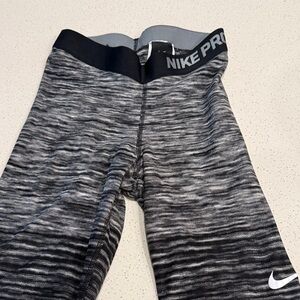 Nike Women’s Black and Gray Patterned Leggings